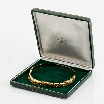 An 18K gold necklace/bracelet combination.