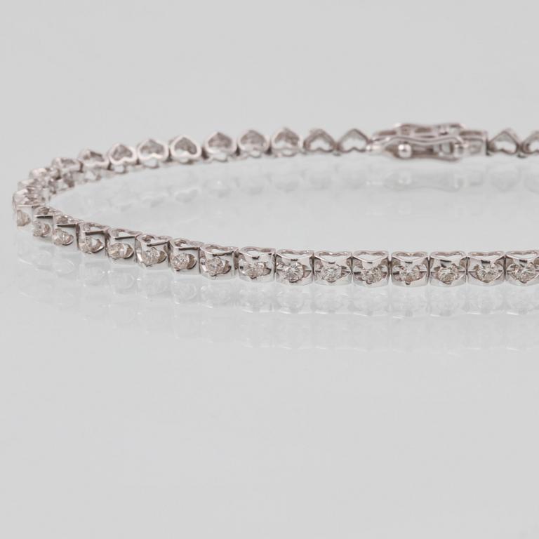 ARMBAND, 18K vitguld med 51 briljantslipade diamanter, ca 0.91 ct. Vikt 4,8 gram.