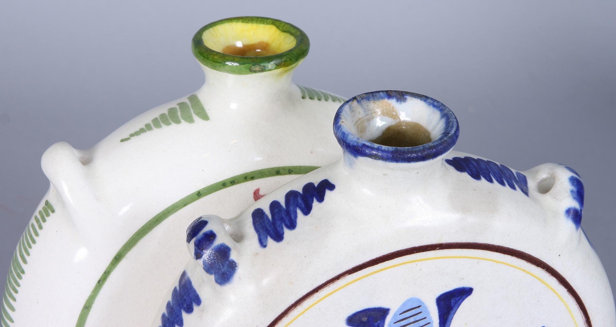 KRUS, 2 st, glaserad keramik, 1900-tal.