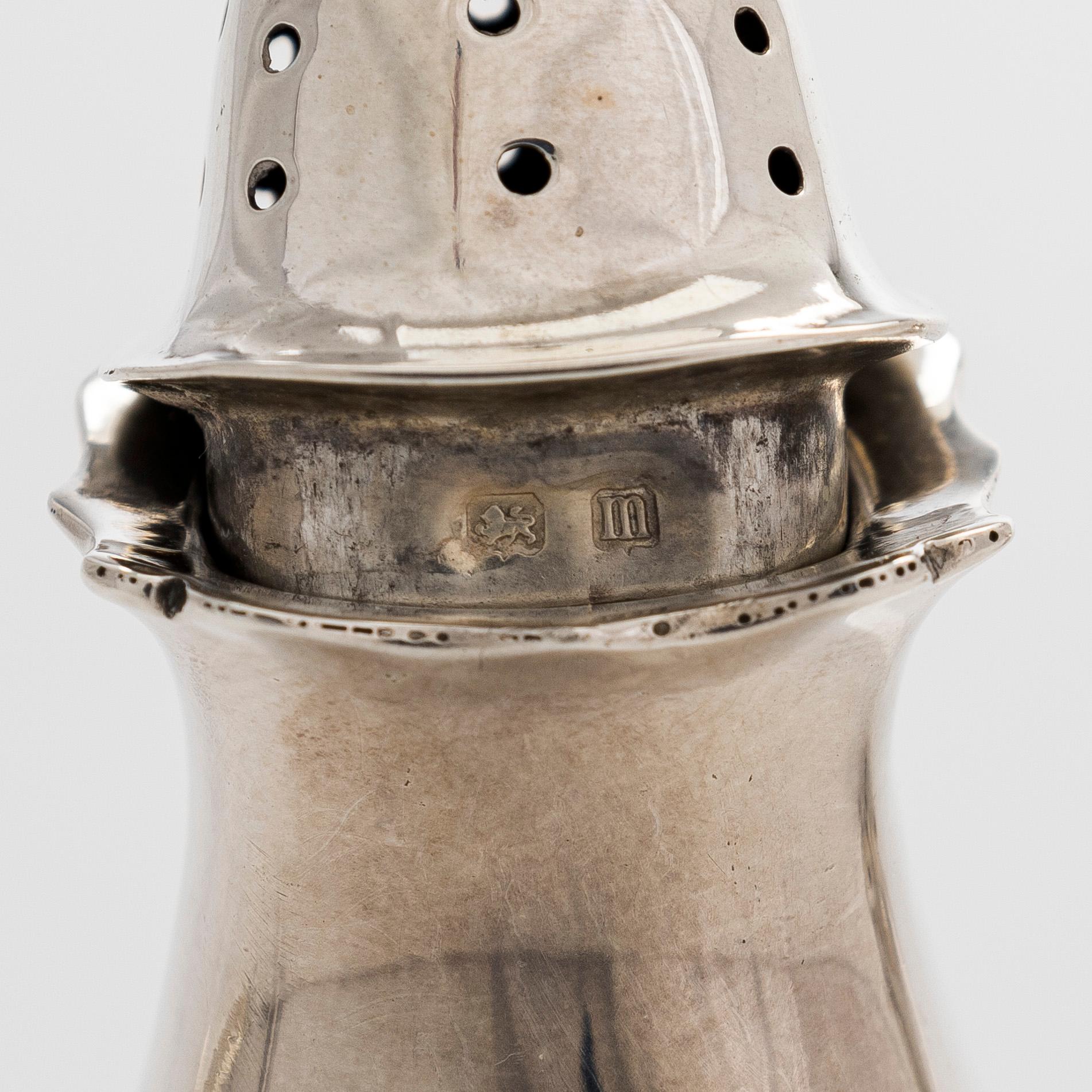 Kryddset, 3 dlr, sterlingsilver, Sheffield och Birmingham, England 1920-30-tal. samt försilvrat fat.