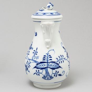 A Meissen part 'Blue Onion' coffee and dinner porcelain service, Germany, 20th century (33 pieces).