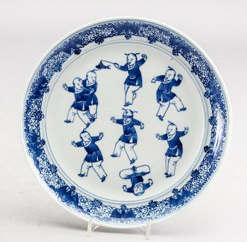 A set of five Chines 19th century porcelain plates.