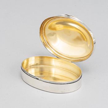 A Ray Urban silver tumbler and a 20th century parcel-gilt silver snuff box, with Swedish import marks.