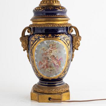 A porcelain table lamp, France, around 1900.