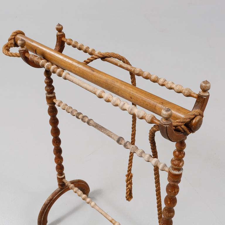 HANDUKSSTÄLL samt TRAPETS, 1900-talets första hälft.