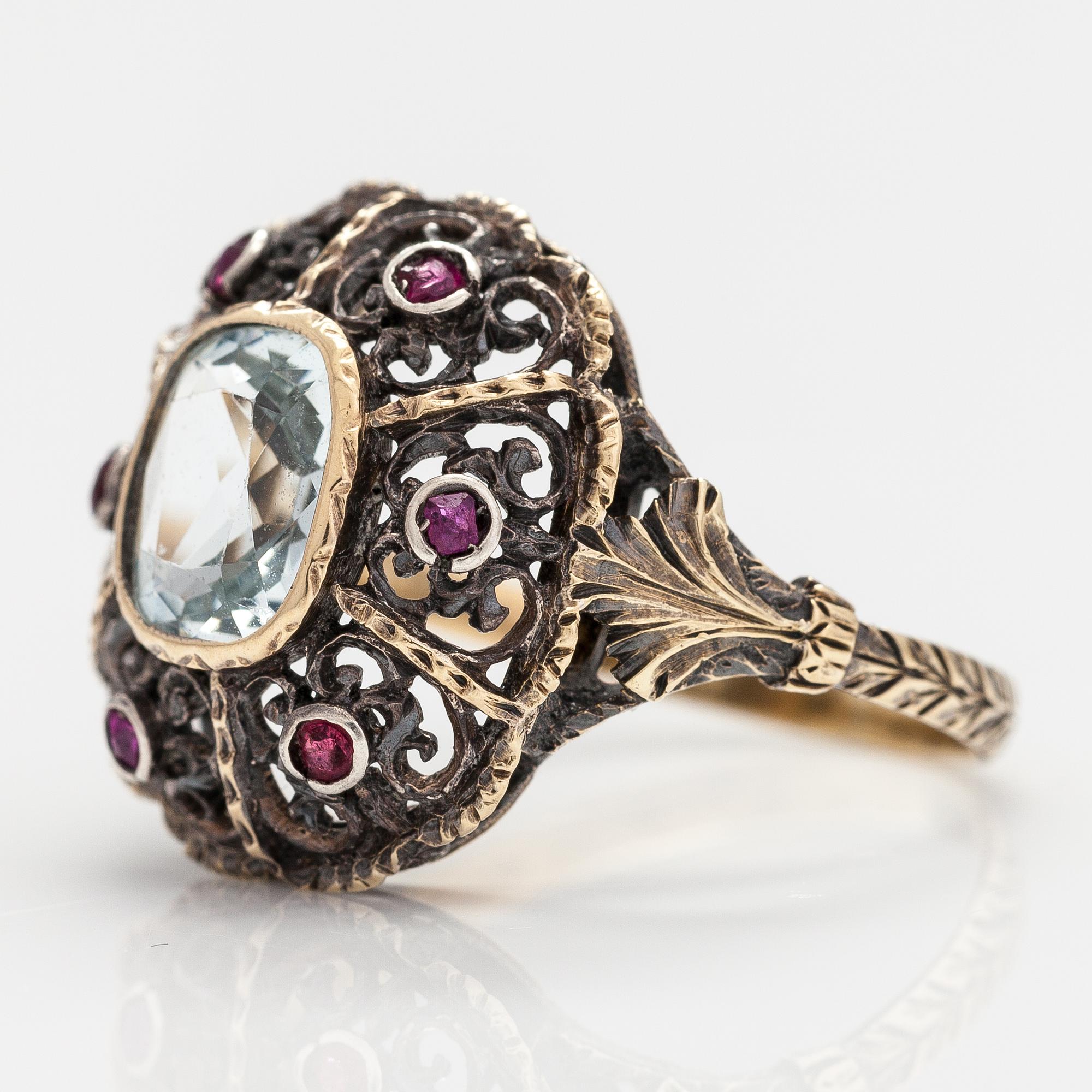 RING, 14K och 18K guld, silver, akvamarong, rubiner och glasstenar.