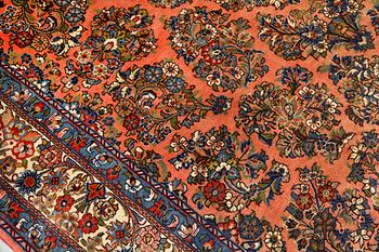 A Sarouk carpet, ca 258 x 210 cm.