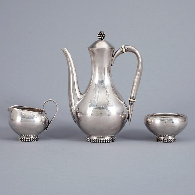 KAFFESERVIS, 3 delar, sterlingsilver, svenska importstämplar. 1900-talets första hälft. Total vikt ca 449 gram.