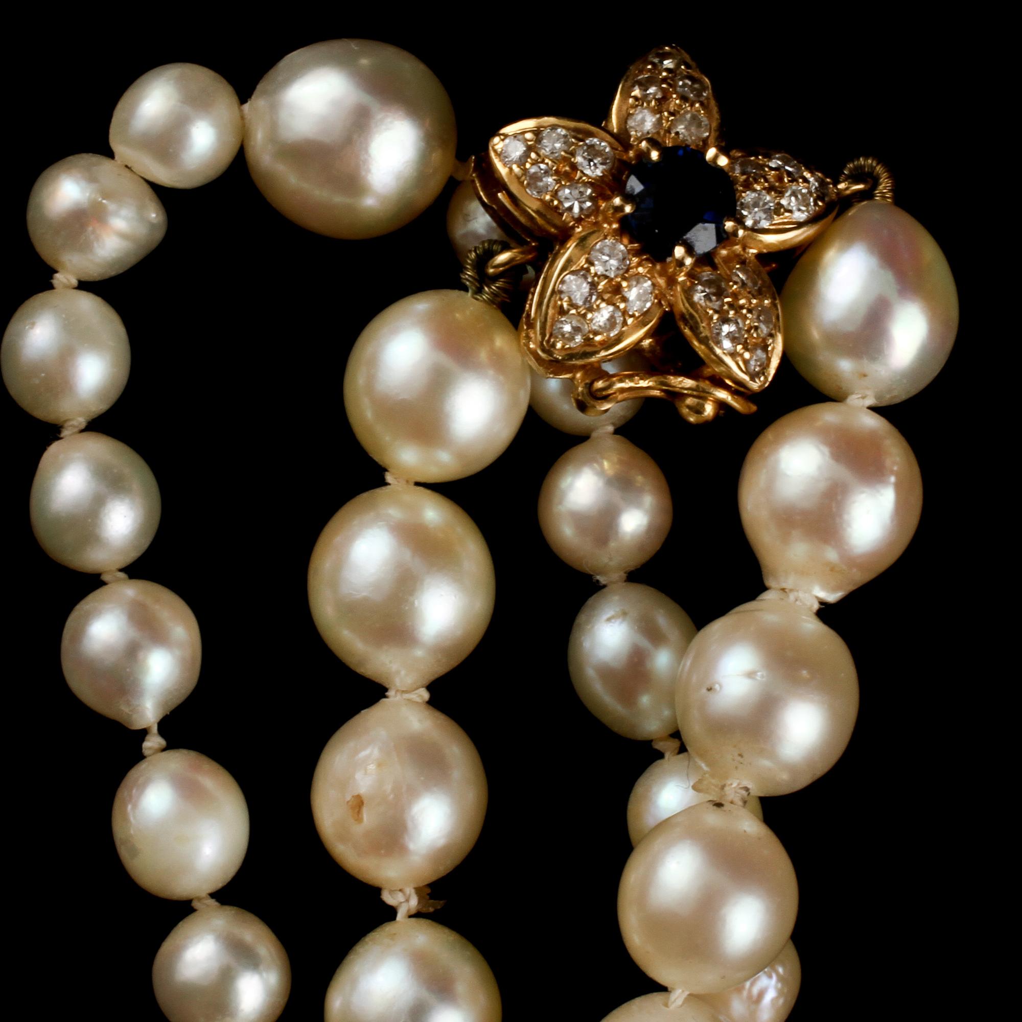 COLLIER, odlade pärlor, lås i 14k guld med 25 små briljantslipade diamanter samt fasettslipad blå safir.