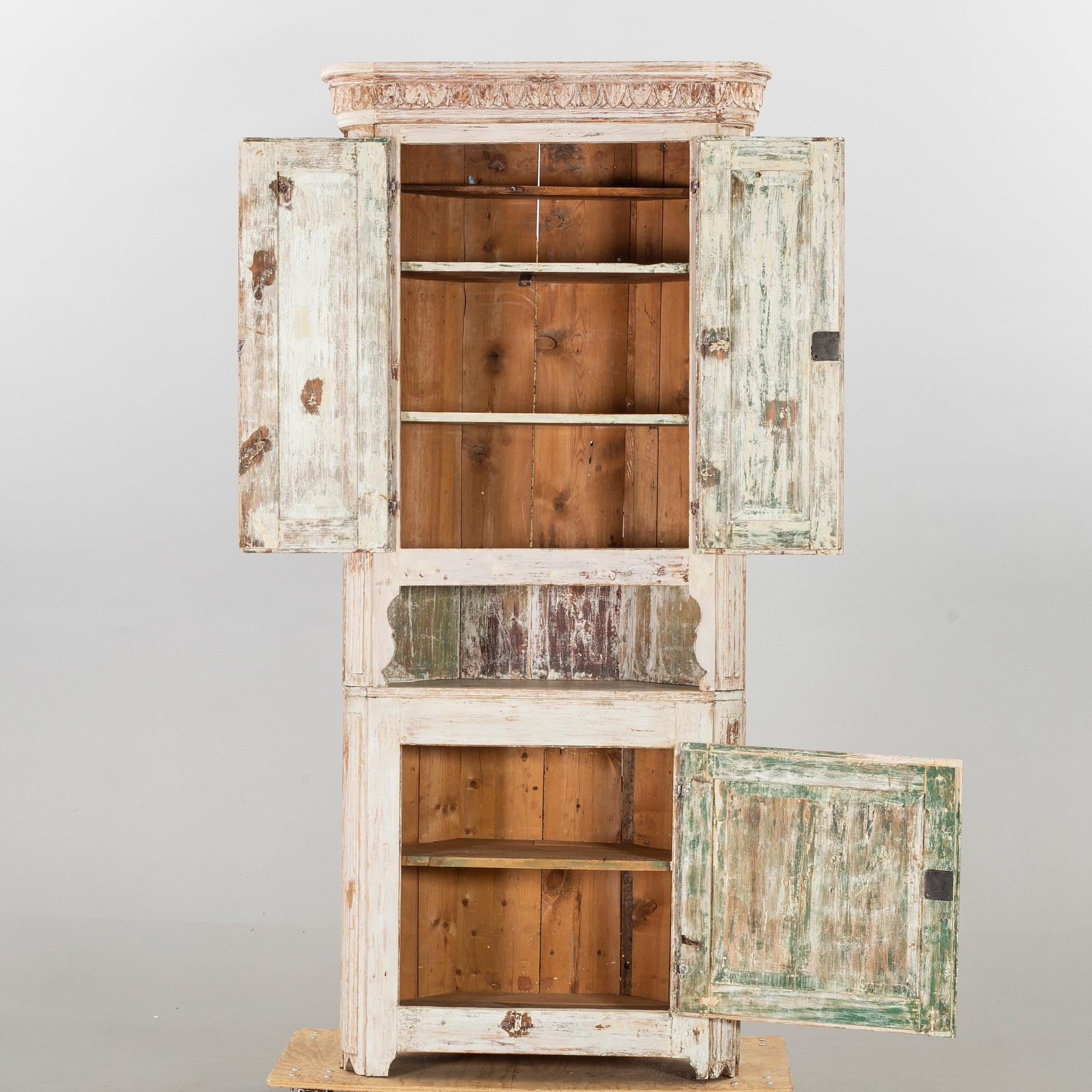 A Swedish painted cornercabinet around 1800.