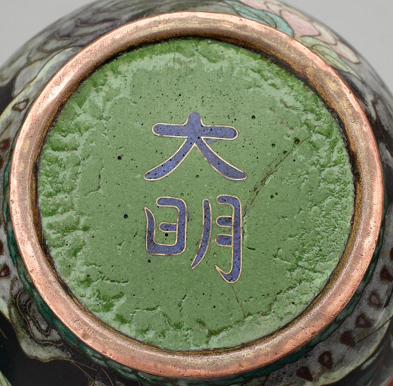 VAS samt bricka, cloisonne, Japan, 1900-tal.