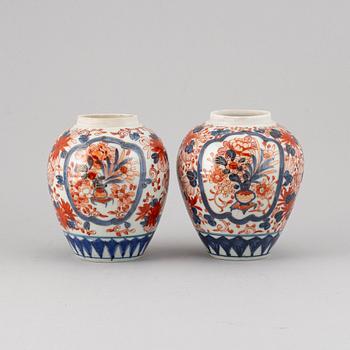 Two Japanese imari vases/jars, Meiji (1868-1912).