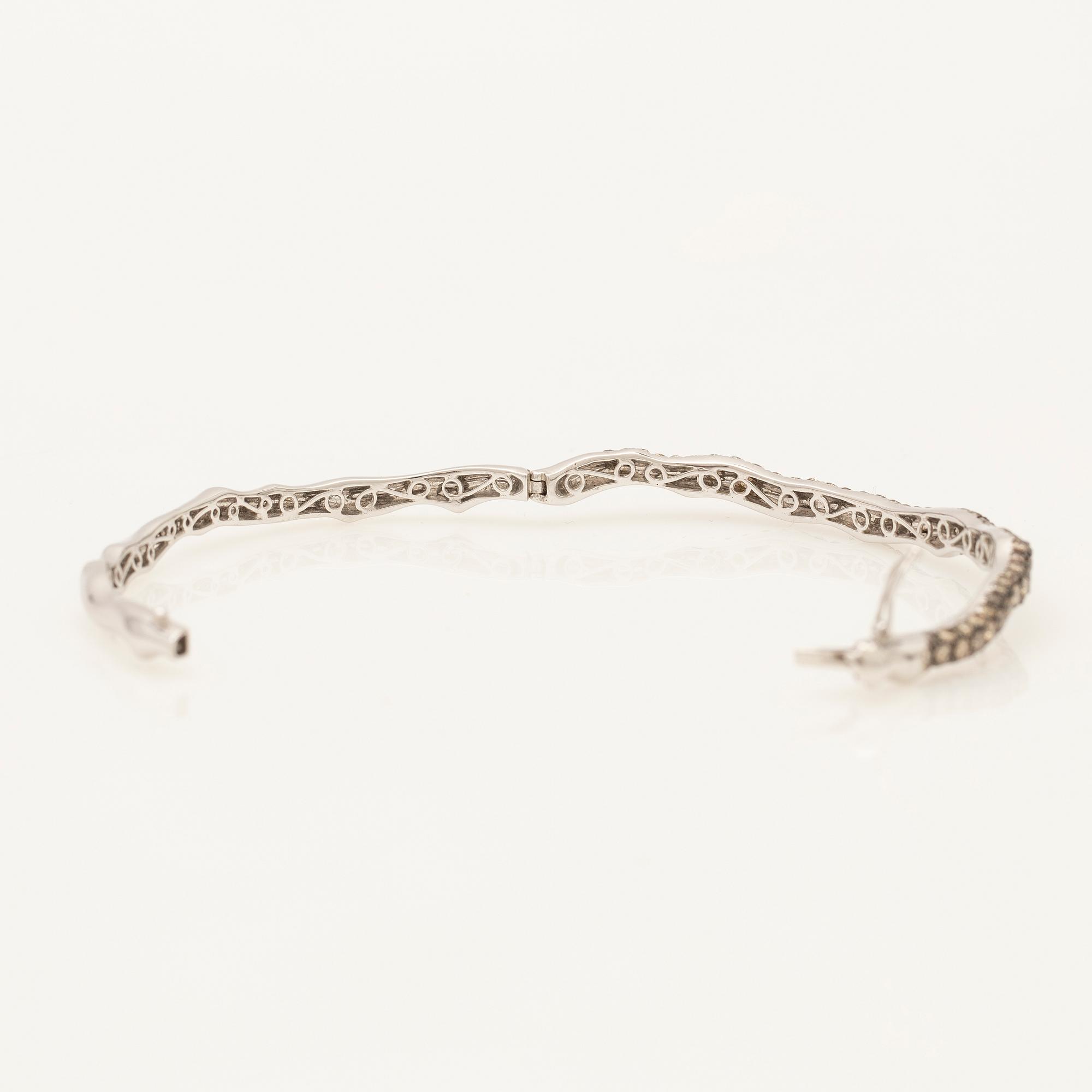Bracelet, set with brilliant-cut diamonds and white gold.