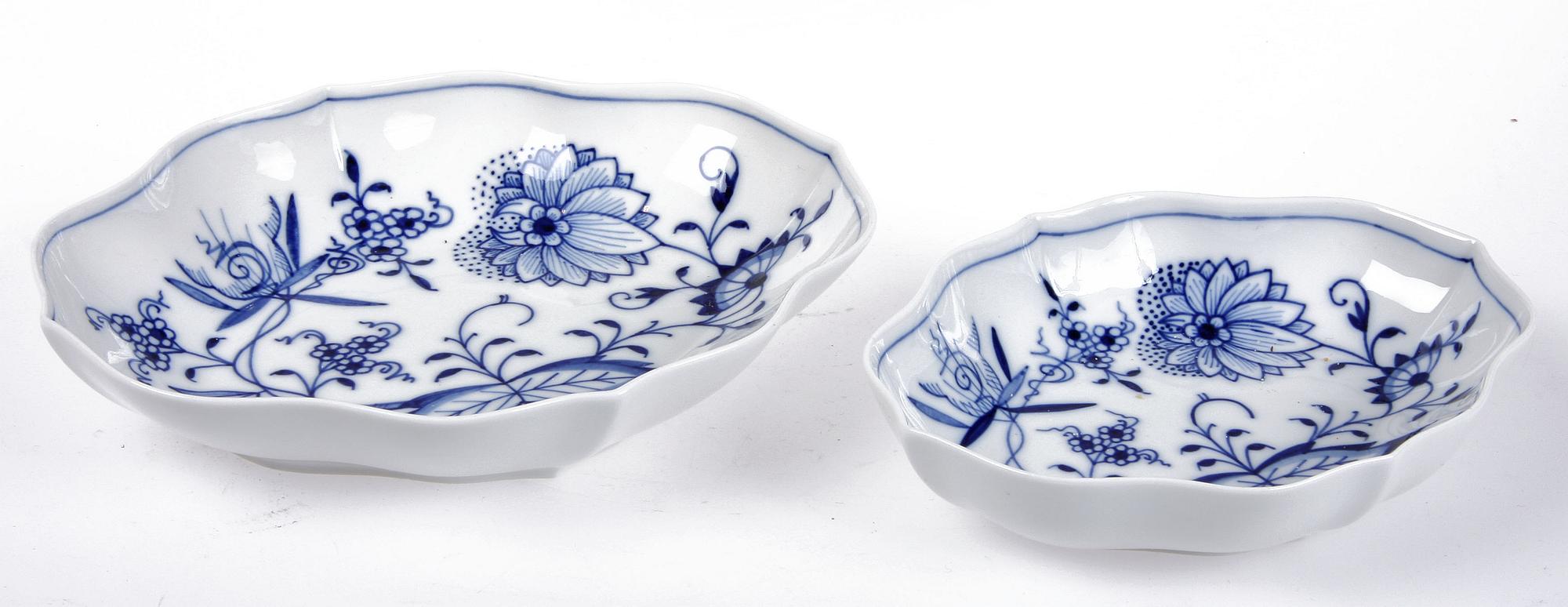 MATSERVIS, 87 delar, porslin, Meissen, lökmönstrad.
