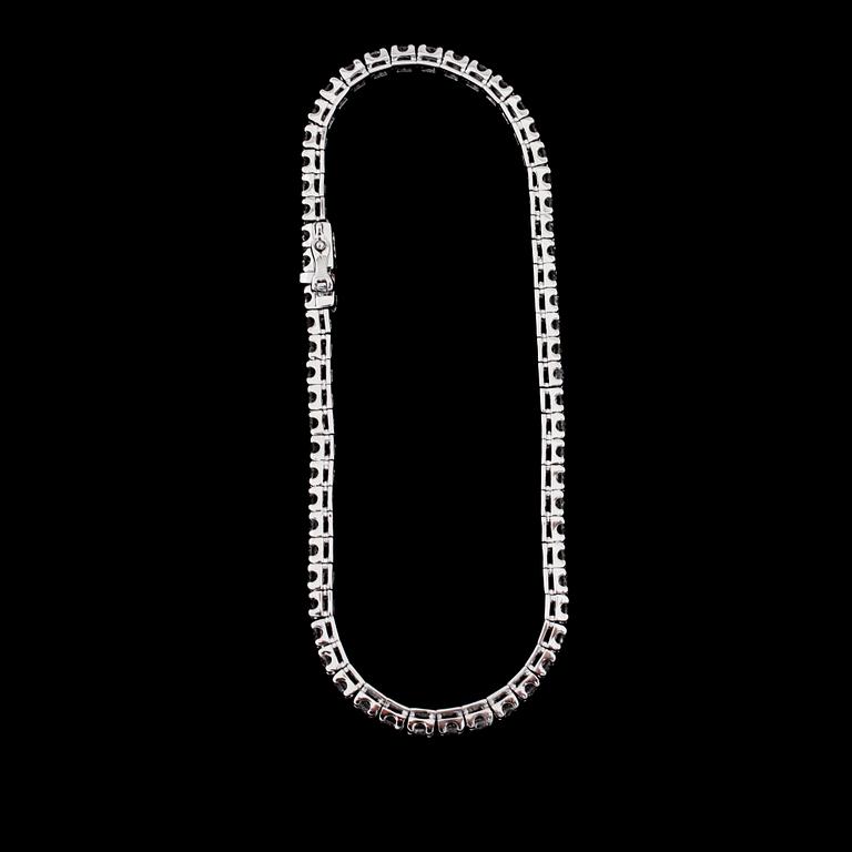 ARMBAND, 18k vitguld med briljantslipade diamanter, 2.21 ct. Vikt 7,5 g.