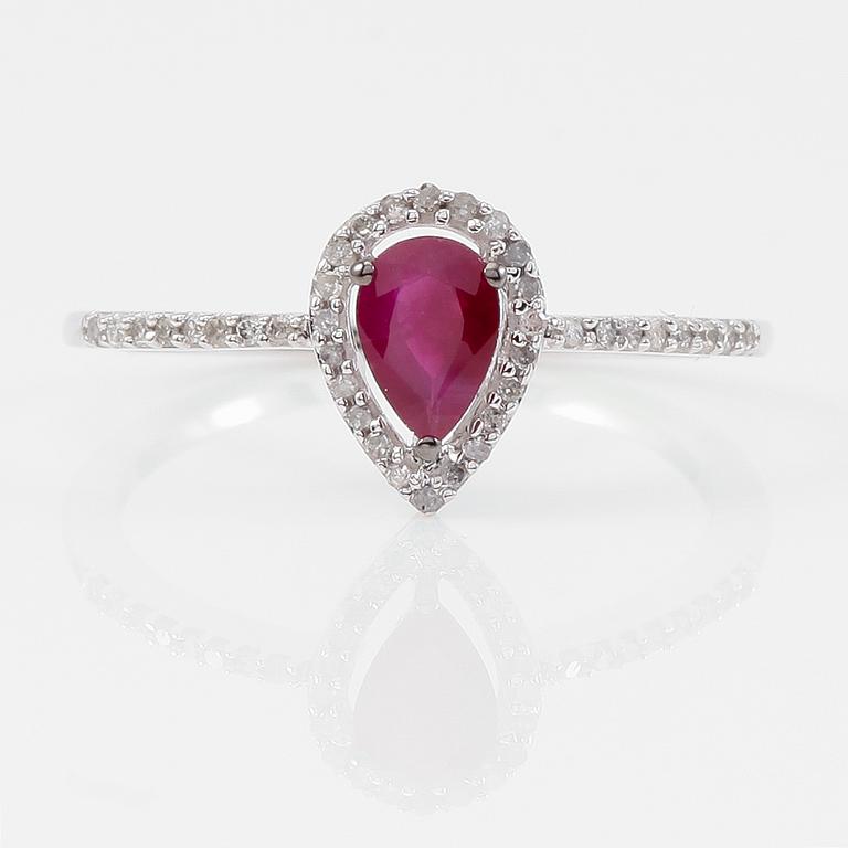 RING, 14K vitguld, diamanter tot ca 0.12 ct. och rubin ca 0.50 ct.