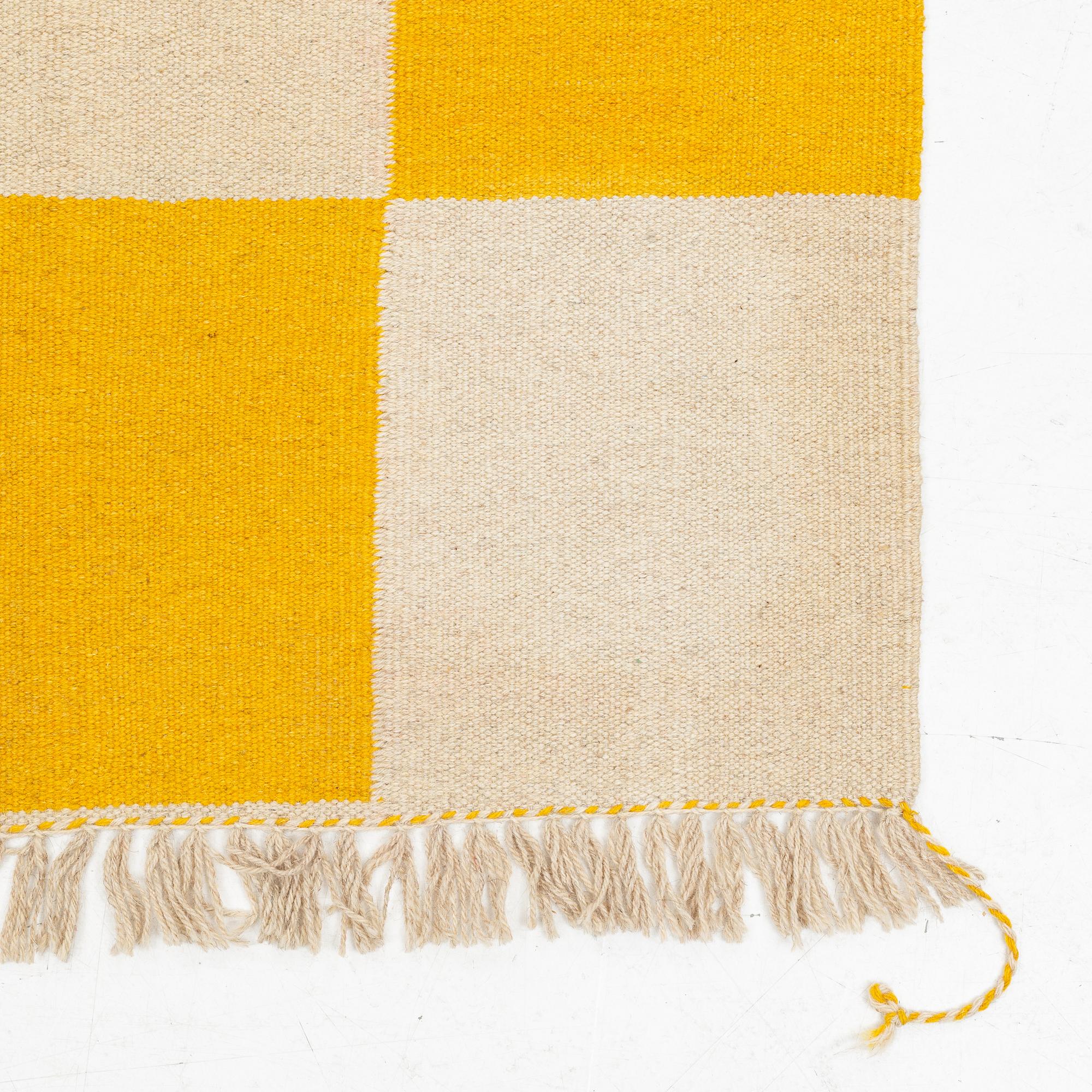 Gallerimatta, ca 344 x 89 cm.