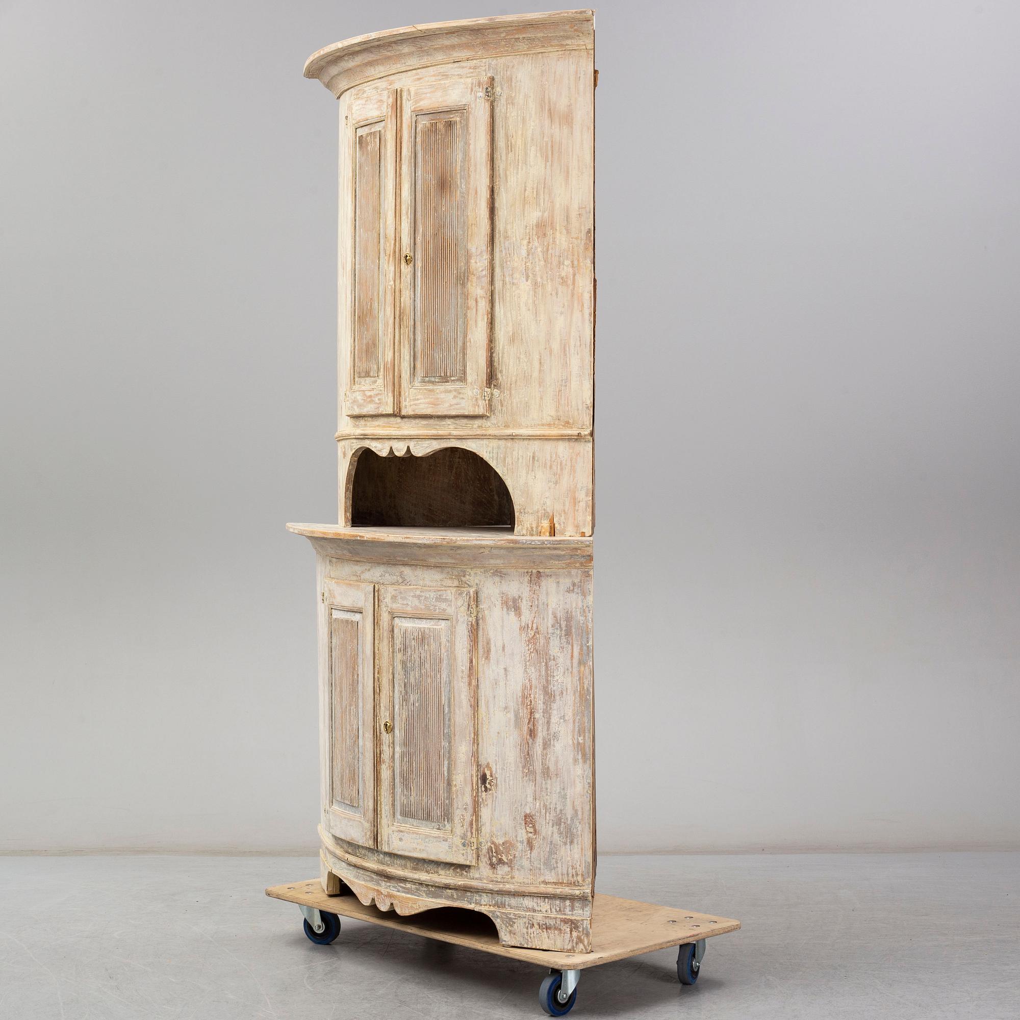 A late Gustavian corner cabinet from around year 1800.