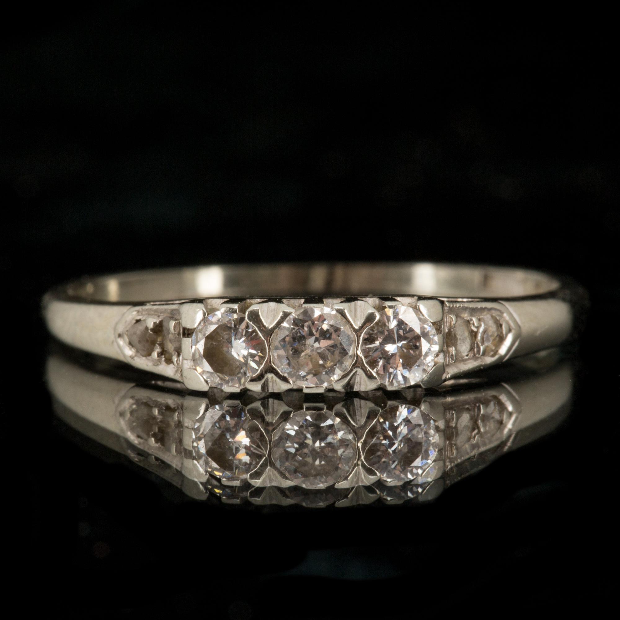 RING, 18 k vitguld med diamanter. Gustaf Dahlgren & Co, Malmö 1947. Vikt ca 1,3 gram.