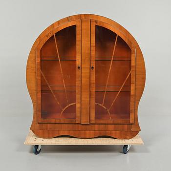 VITRINSKÅP, art-decostil, 1900-talets andra hälft.