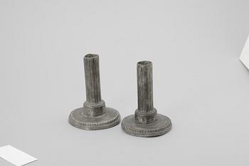 LJUSSTAKAR, ett par. Tenn. Nicolaus Justelius, Eksjö 1806.