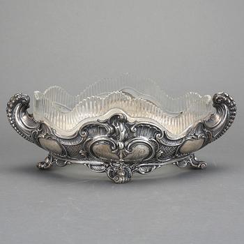 JARDINJÄR, silver och glas. CG Hallberg, Stockholm 1896. Nyrokoko. Silvrets vikt ca 446 gram.