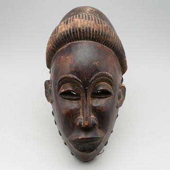 MASK, skuret trä, Afrika, 1900-tal.