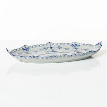 Te- och kaffeservis, 57 delar, porslin, "Musselmalet", Royal Copenhagen, Danmark.