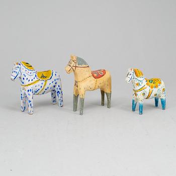 Five painted dalahästar, early 20th century.
