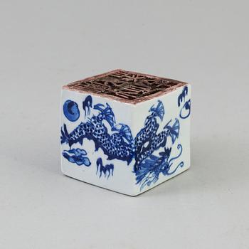 SIGILL, porslin. Kina, omkring 1900.
