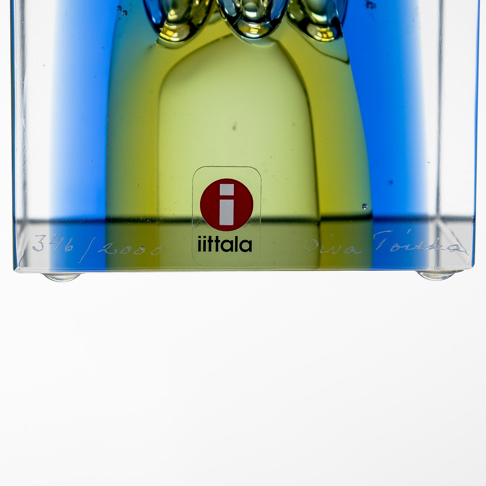 Oiva Toikka, an annual glass cube, signed Oiva Toikka Nuutajärvi 2007, 346/2000.
