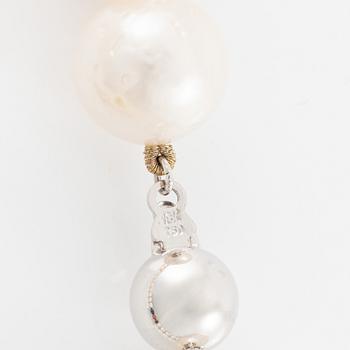 Collier med odlade sötvattenspärlor och agat, lås 18K vitguld.