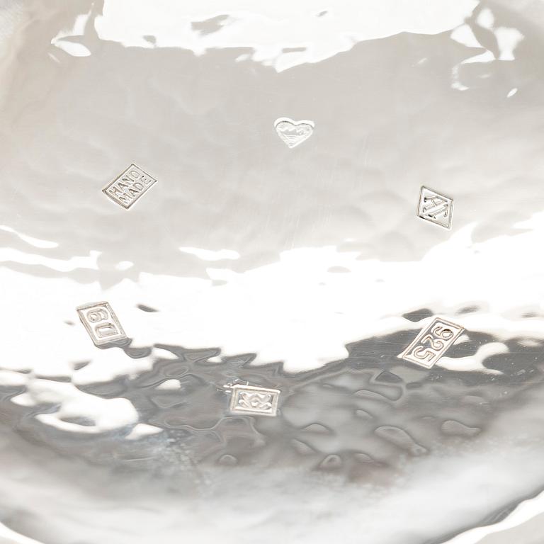 A. Tillander, malja, sterlinghopeaa ja emalia. Helsinki 2005.