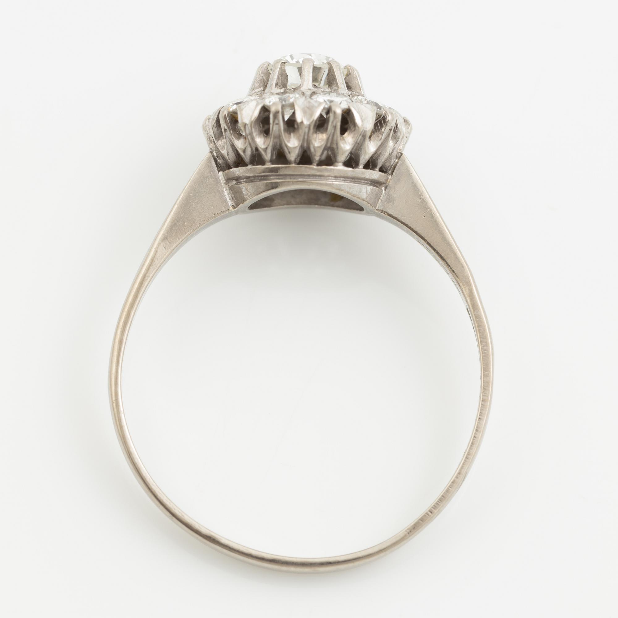 Ring 18K vitguld med runda briljantslipade diamanter.