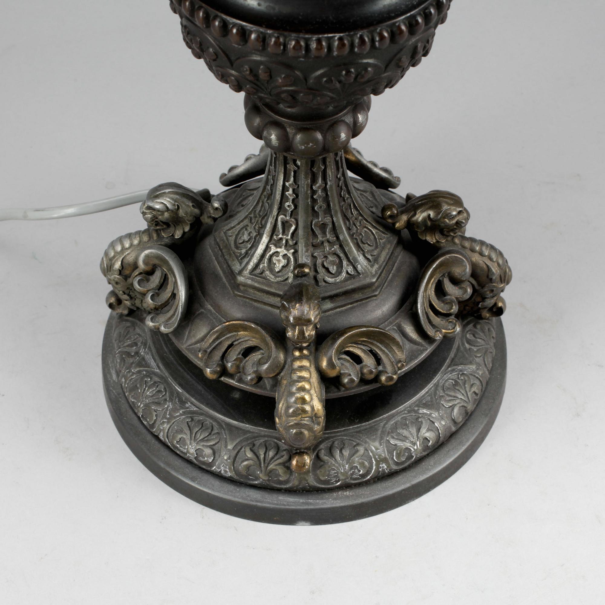 BORDSLAMPA, patinerad metall, nyrenässansstil, 1900-tal.