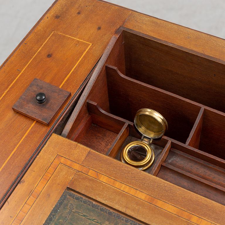 A Stone's Patent mahogany table. Around 1900.