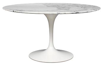 1001. An Eero Saarinen ´Tulip´ white marble dinner table, Knoll International, USA.
