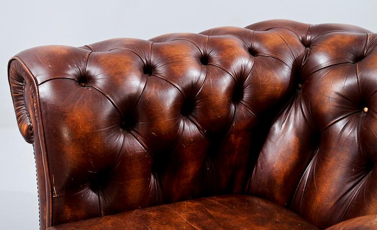 FÅTÖLJER, ett par, chesterfield, 1900-talets andra hälft.