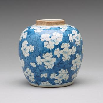 A blue and white jar, Qing dynasty, Kangxi (1662-1722).