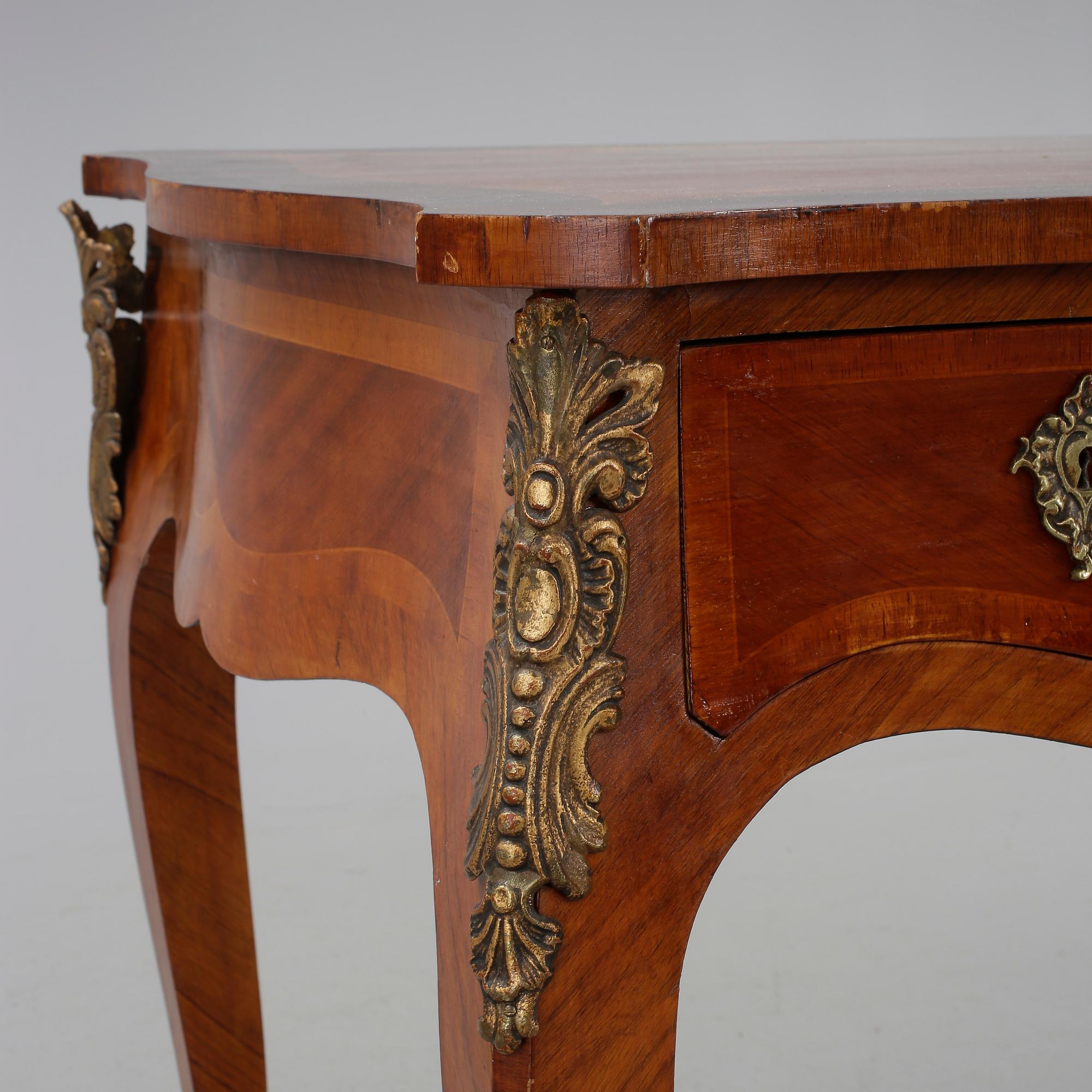 SKRIVBORD, Rokokostil, 1900-talets första hälft.