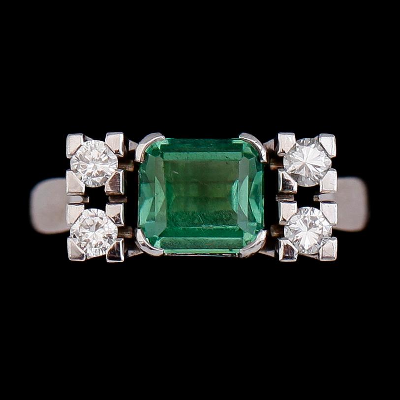 RING, 18 k vitguld, 1976, briljantslipade diamanter och smaragd. Vikt ca 7,8 g.