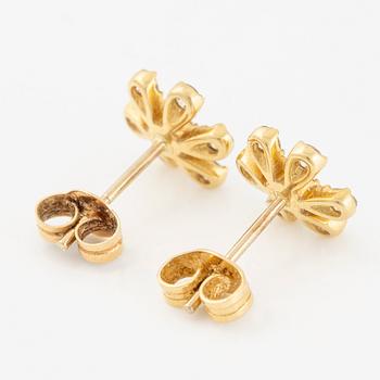 Earrings, a pair, 18K gold with brilliant-cut diamonds, flower-shaped.