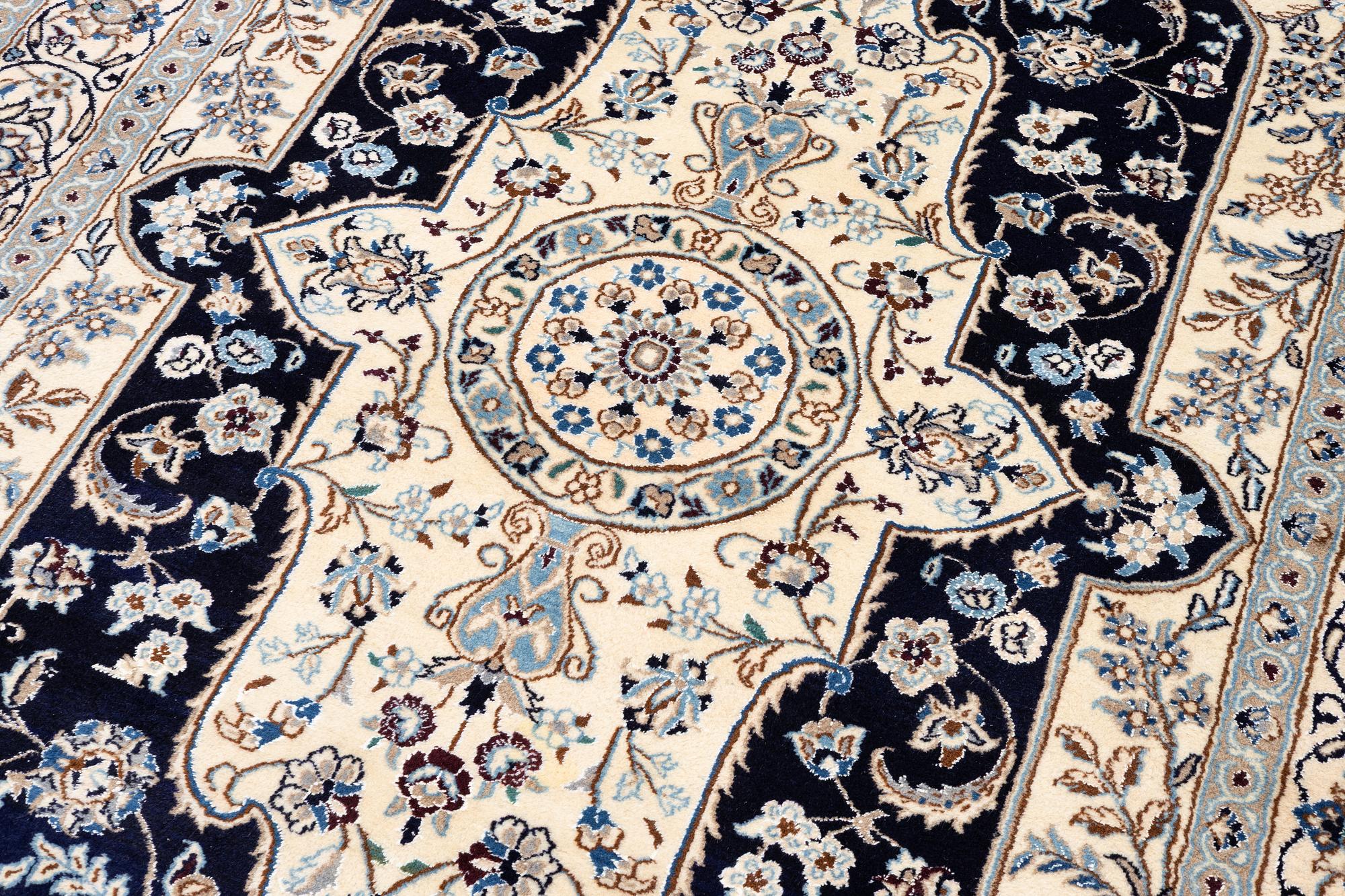 Matta, Nain, Ca 300 x 200 cm.