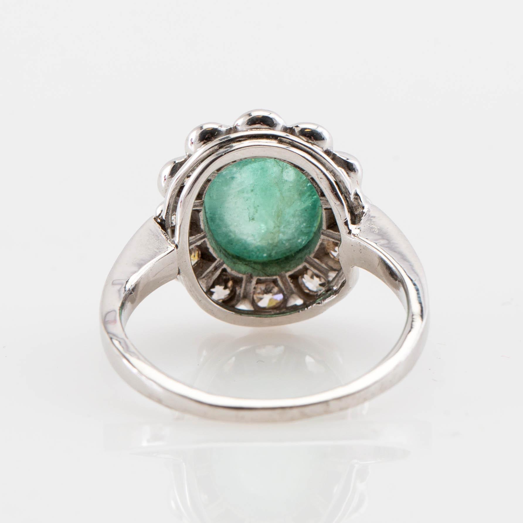 Ring, 18K vitguld med smaragd och diamanter.