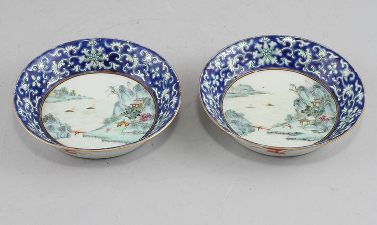 TALLRIKAR, 2 st, porslin, Kina, troligen omkring 1800-talets mitt.