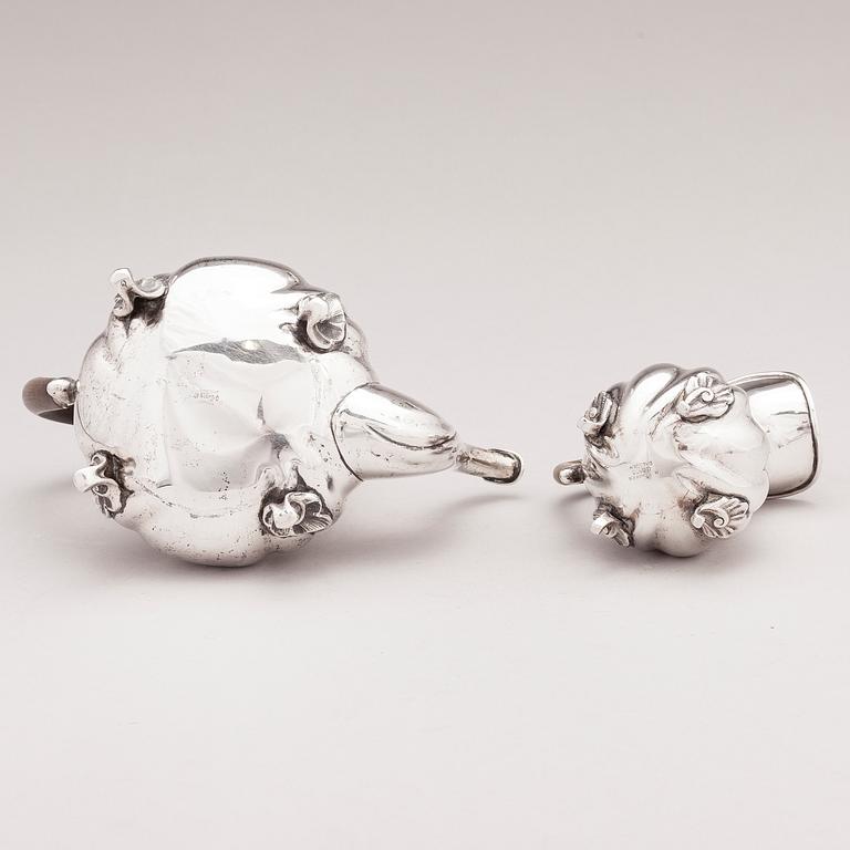 A silver teapot and milk jug with wooden handles, B. Schäfer, Dresden. Mahd. yhd 1222883.