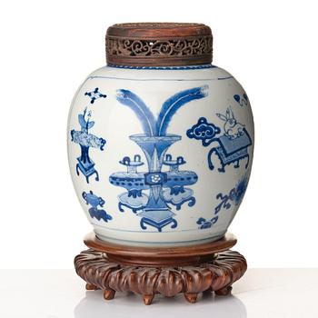 A blue and white jar, Qing dynasty, Kangxi (1662-1722).
