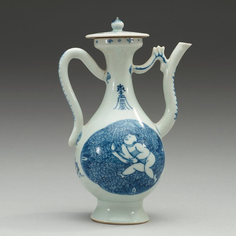 A blue and white ewer with cover, Qing dynasty.