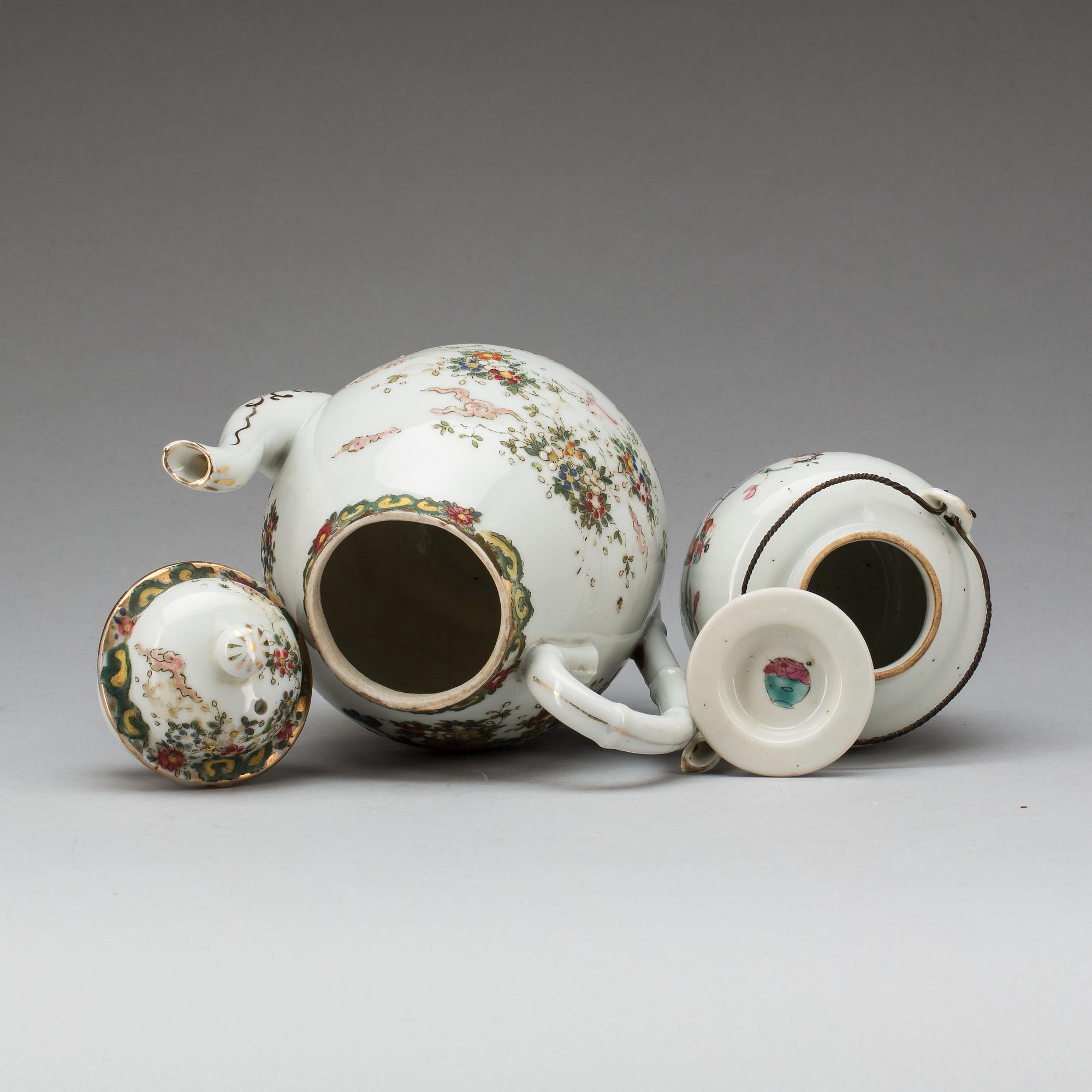 TEKANNOR, 2 st, porslin, Kina, 1800-talets andra hälft.