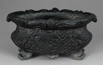 JARDINIERE och URNA, gjutjärn, 1900-talets första hälft.